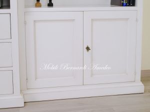 Mobile da soggiorno per Tv con libreria in legno massello stile classico e finitura laccata bianco anticato